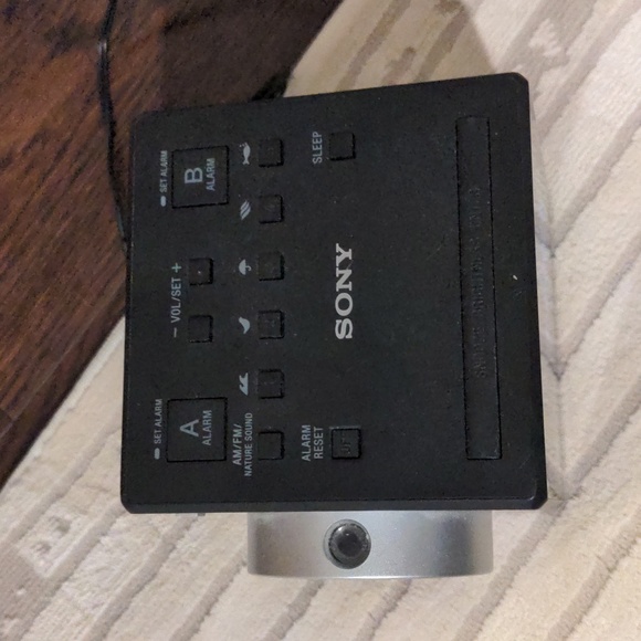 Sony Alarm Clock Radio With Time Projection - Picture 2 of 5